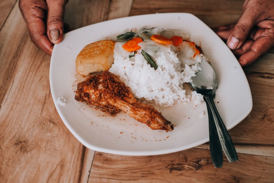 Cowpeas stew with rice (chicken quarter)