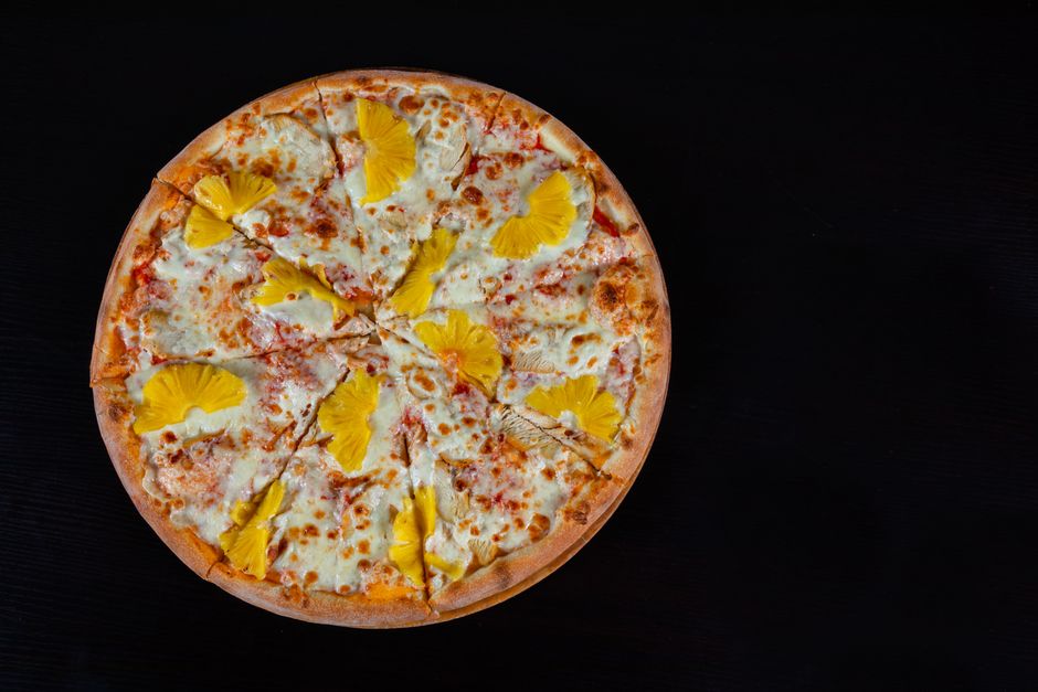 Hawaiian pizza thin slice