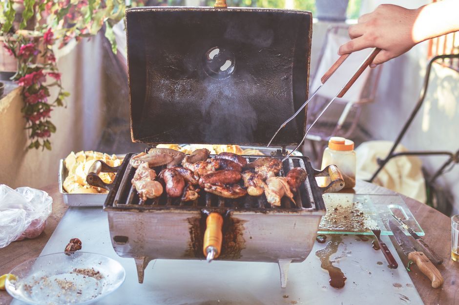 Madhbi (grilled meat on stone)