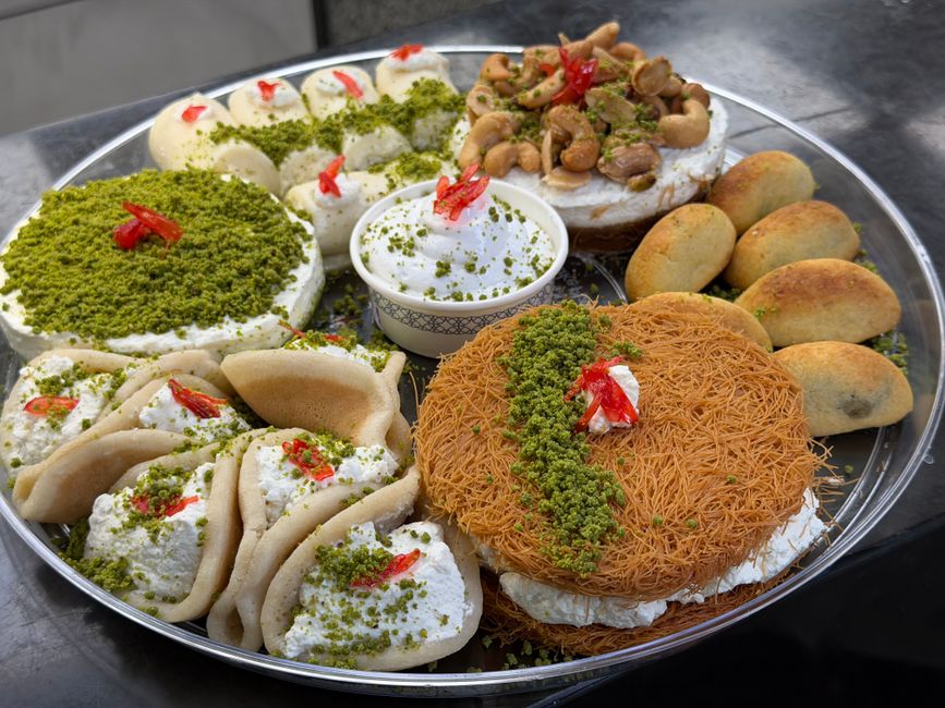 Qatayef Asafiri with Cream