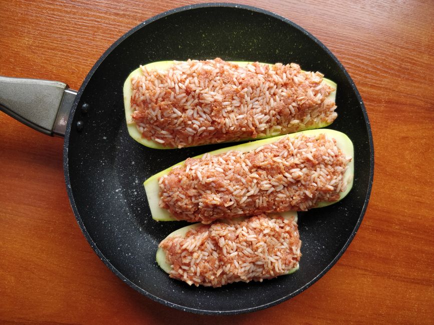 Stuffed zucchini (rice & meat)